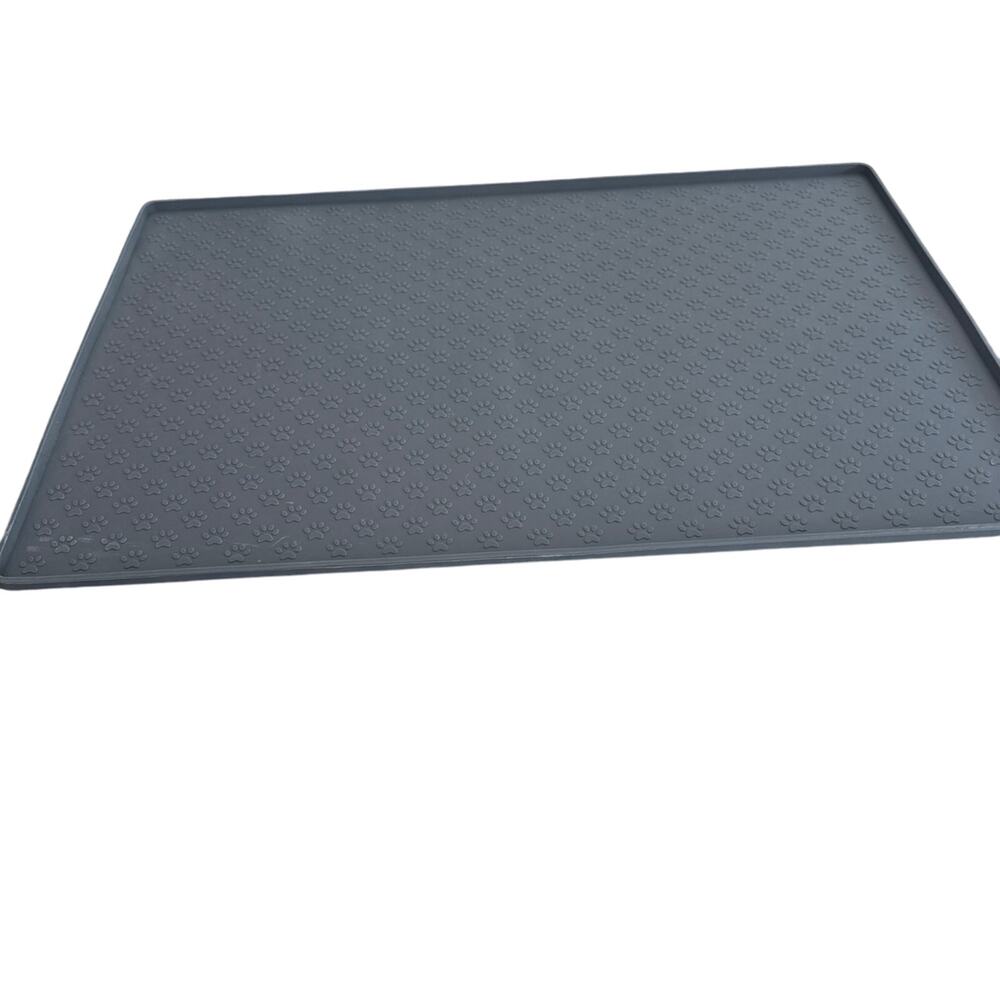 Rubber mat for pet food